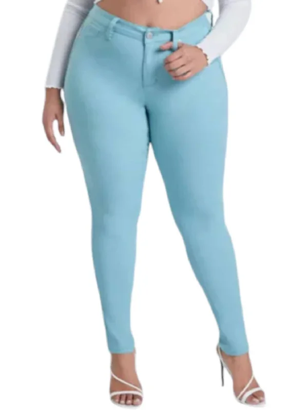 Relaxed Looks Wannabetta Butt Jeans In Sky Blue